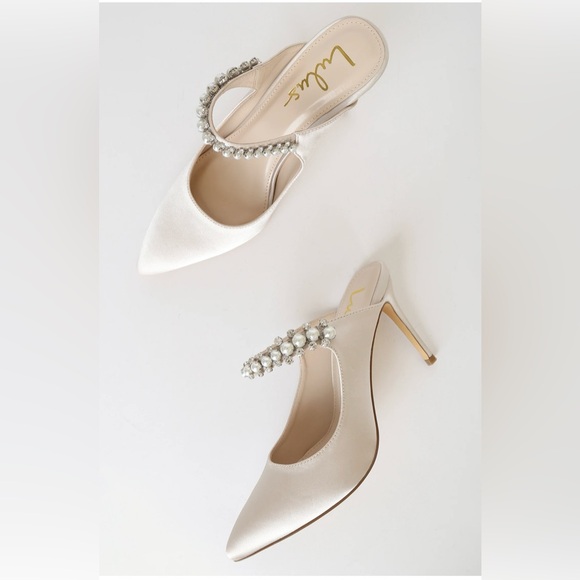Sephoraa Ivory Satin Pearl Pointed-Toe Mule
Pumps - Picture 2 of 10